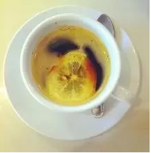 手拿咖啡_咖啡在手边还是热的_手拿着咖啡