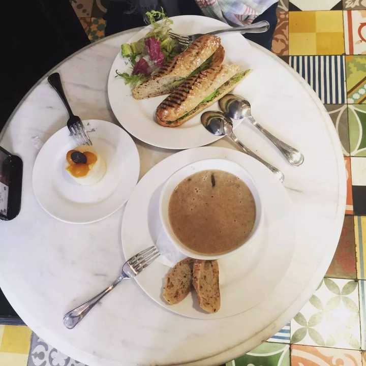 高级的面包店_西餐厅的面包片叫什么_高级西餐厅里的面包店
